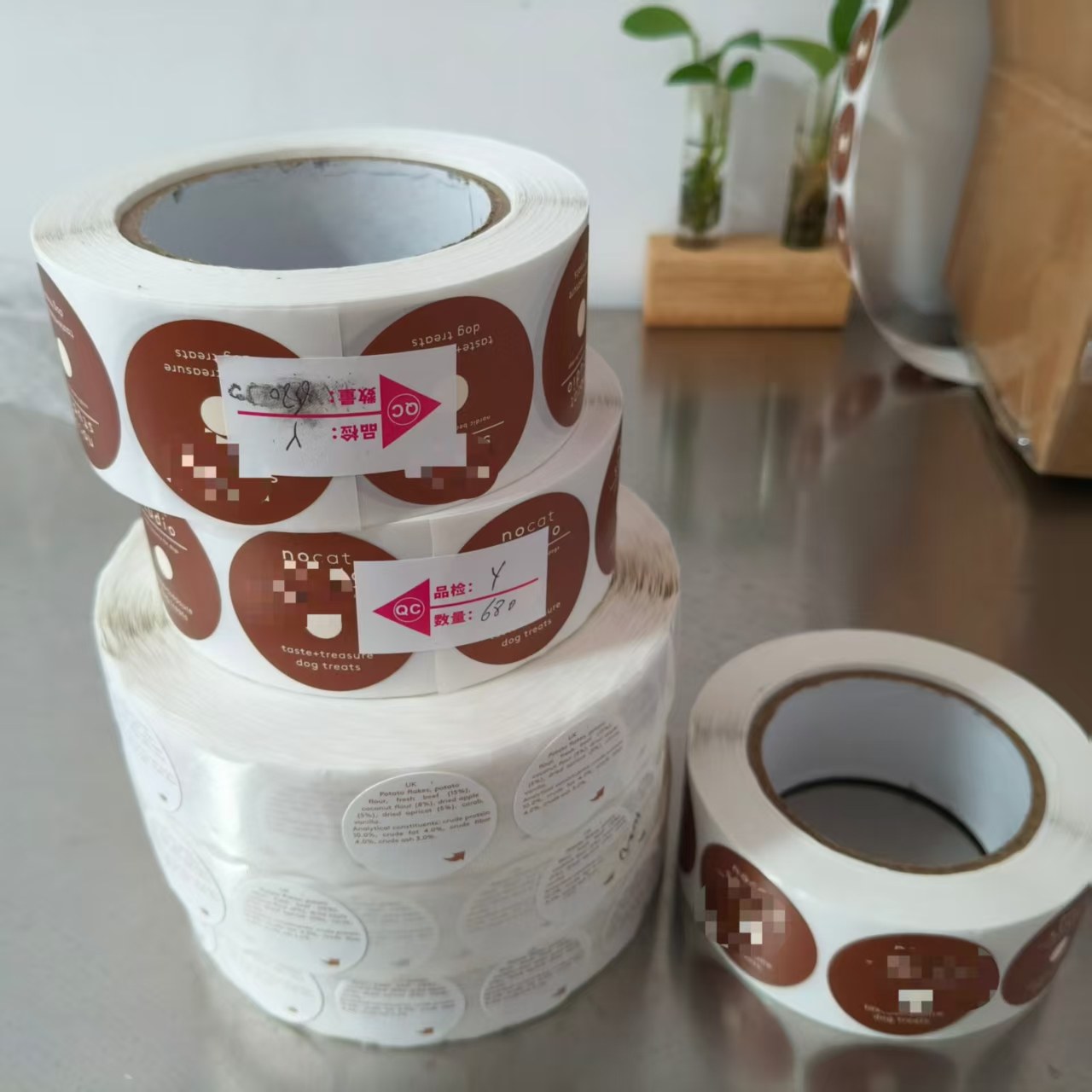 JOJO Pack förbereder leverans av anpassade hundgodisdekaler till dansk kund