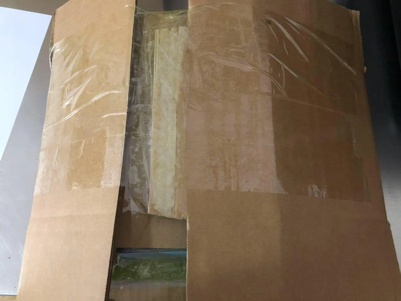 Framstegen med att skicka bärbara barnklistermärkeböcker till Uganda