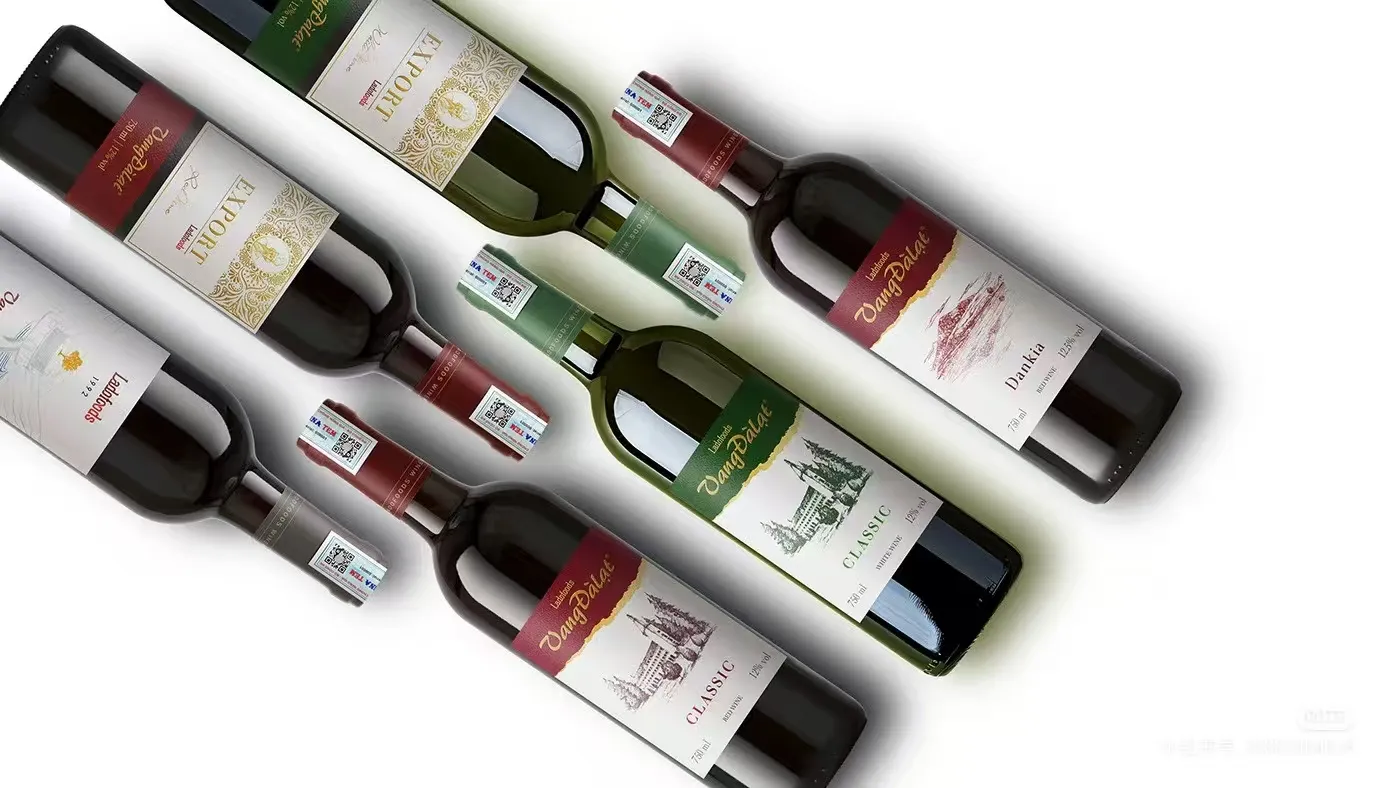 Vilka tekniker används vanligtvis för vinetiketter?