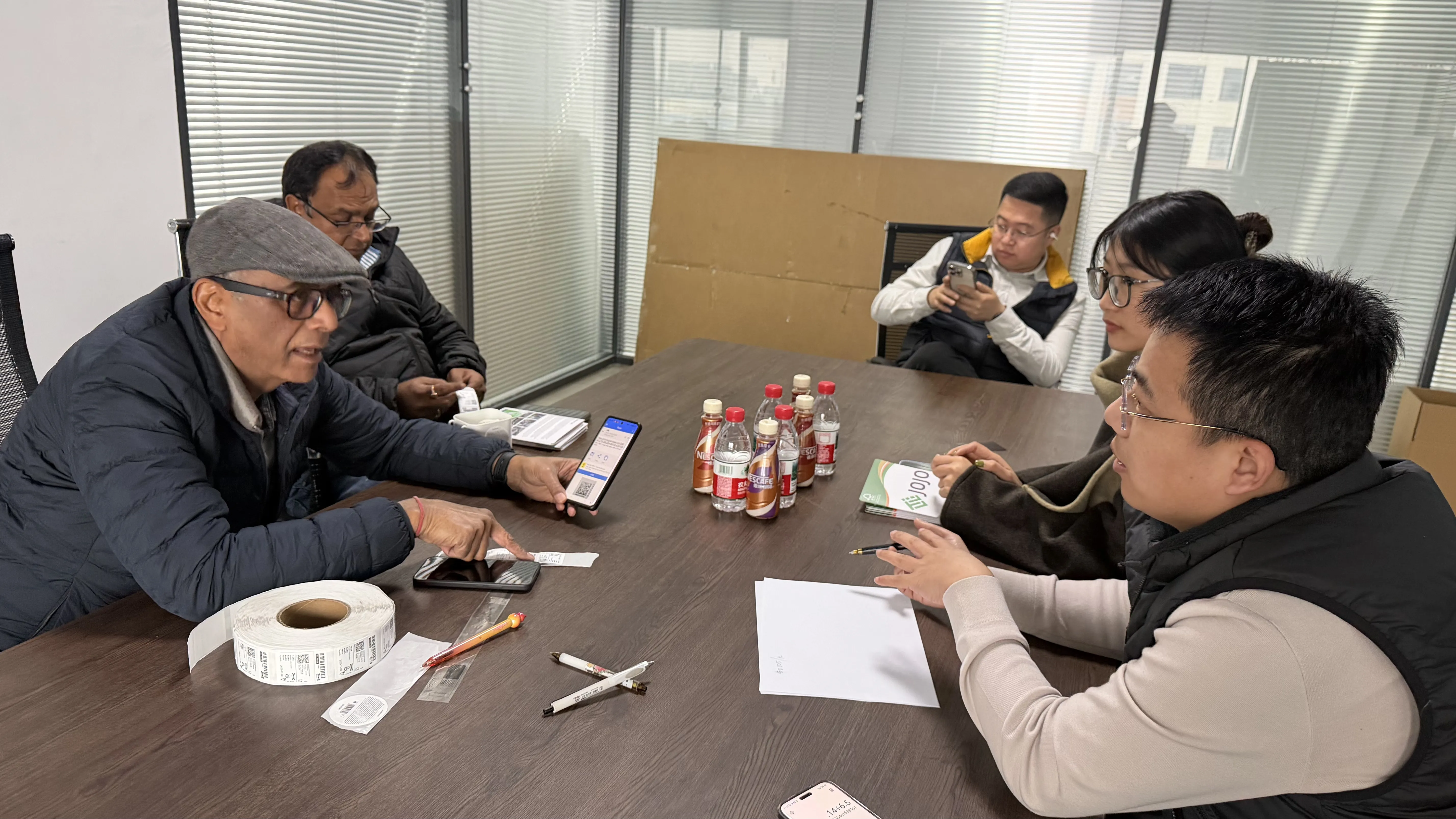 Varmt välkomna kunder att besöka vår fabrik