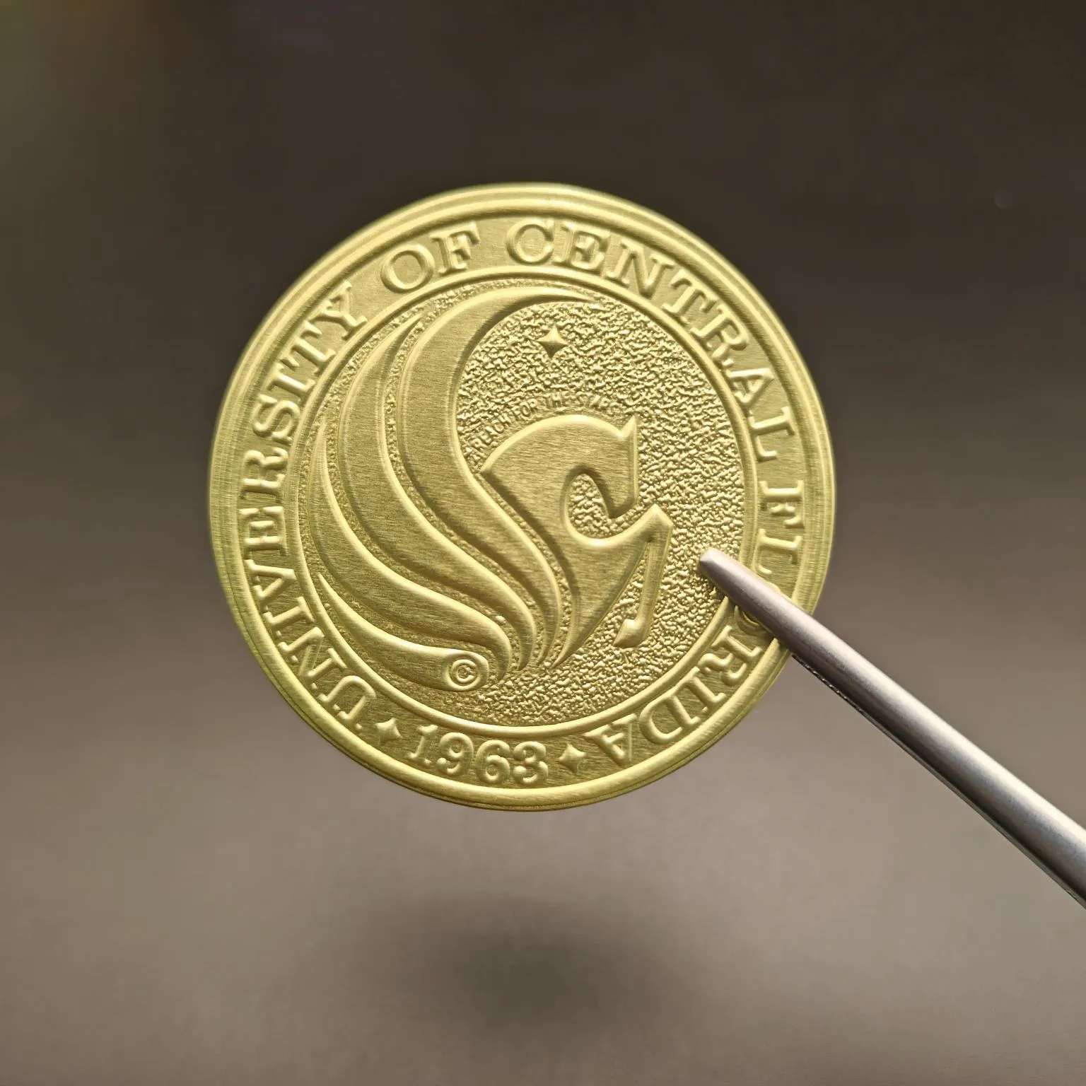 Runda foliepräglade vinetiketter